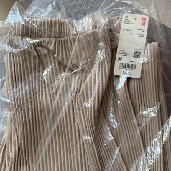 Uniqlo Pleated Straight Pants - Picture 6 of 9